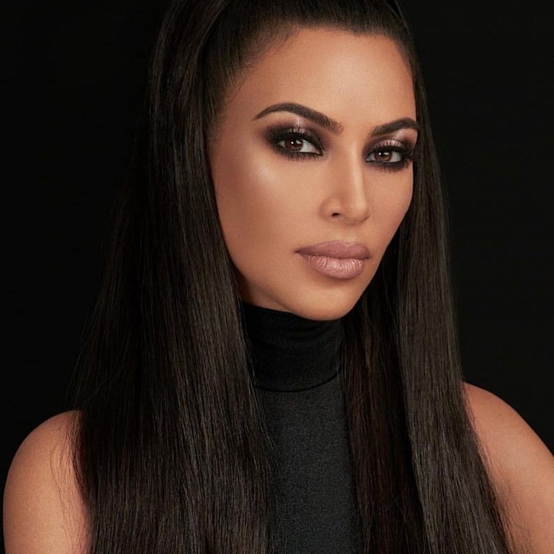 طرق ساحرة لتطبيق مكياج برونزي بأسلوب كيم كرداشيان