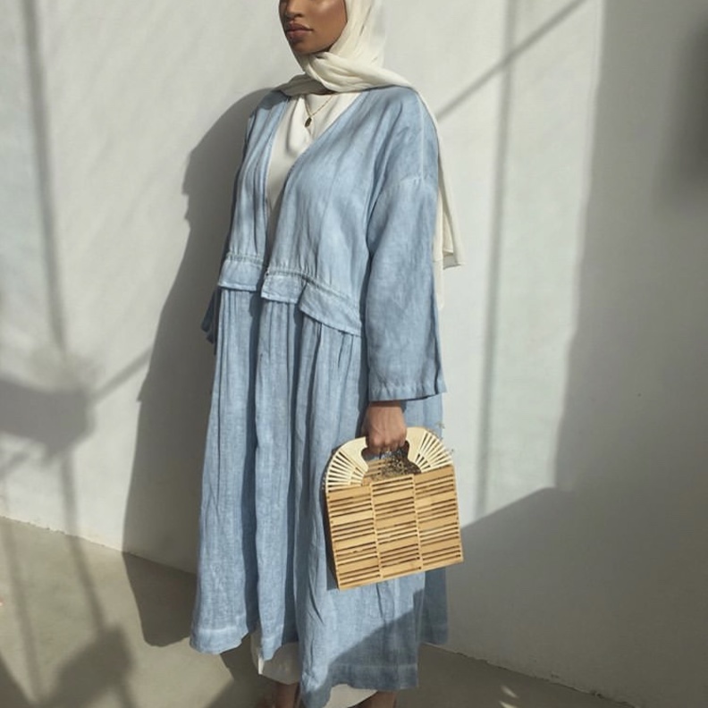 اطلالة بالعباية والطرحة بدرجات اللون البني