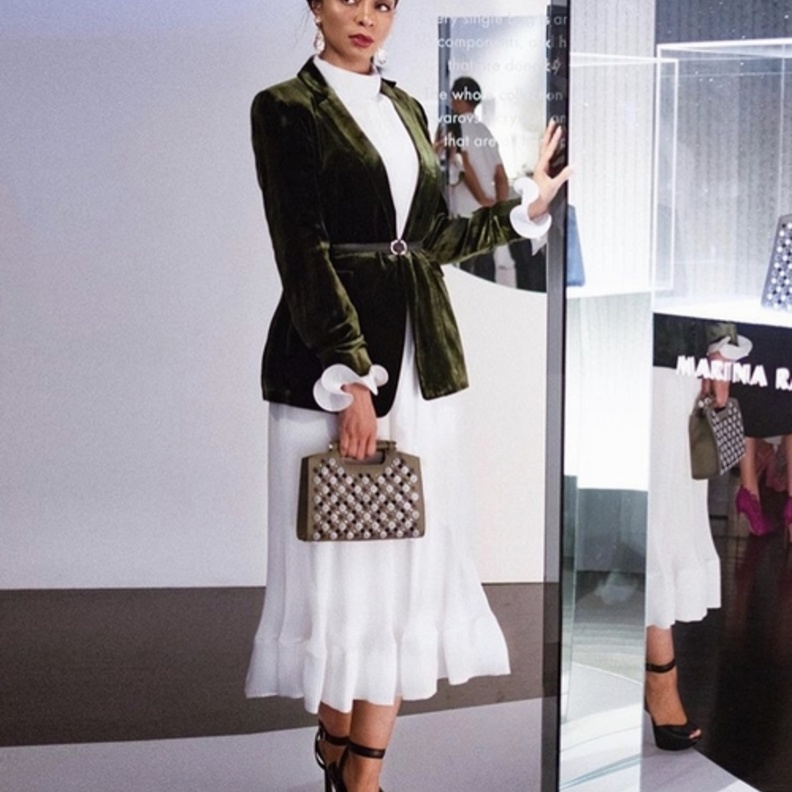  تنسيق التنورة البليسيه الملونة مع البليزر