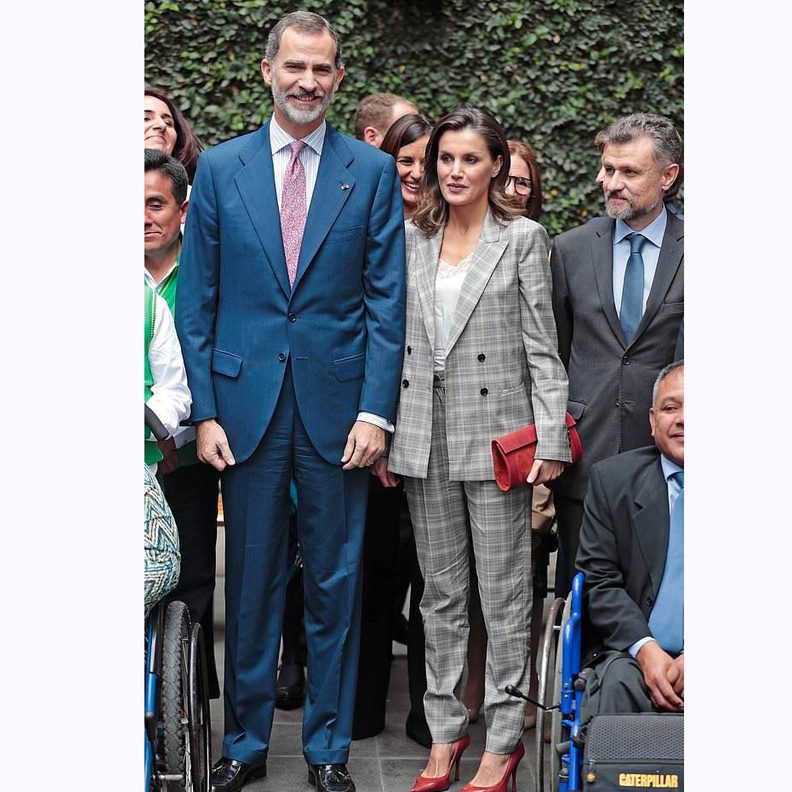 أبقت الملكة شعرها القصير منسدلاً على أكتافها، كما إعتمدت ماكياجاً ناعماً جداً