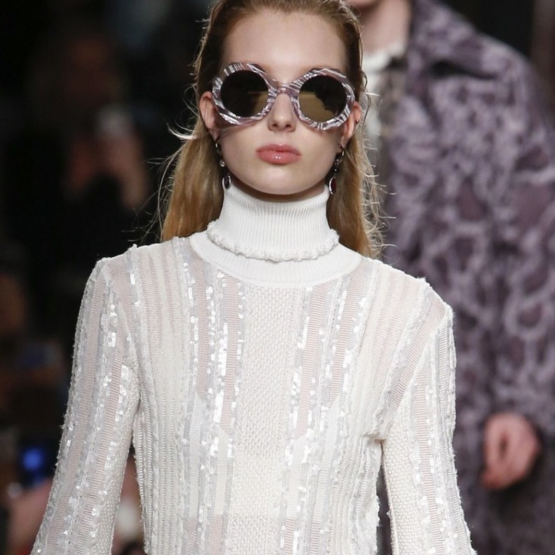 النظارات الكبيرة بدرجات البني شاهدناها في عرض أزياء روبيرتو كافالي.