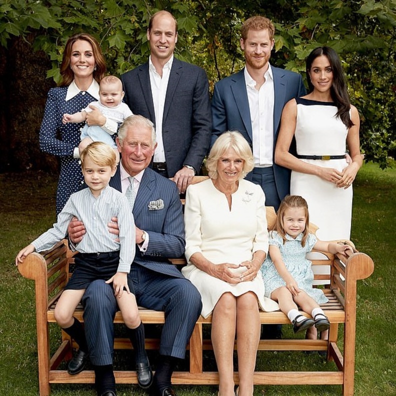 العائلة المالكة أثناء التقاط صور خاصة بمناسبة العيد الـ70 للأمير شارل