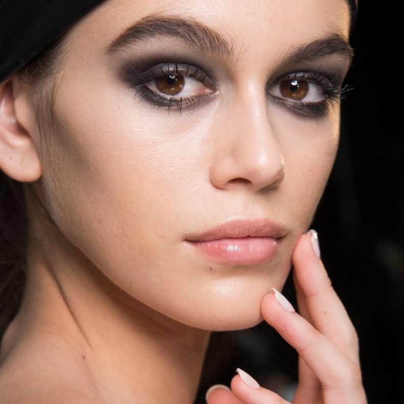 مكياج سموكي عريض ومات آخر صيحات شتاء 2019