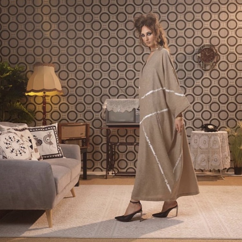 عبايات أنيقة بدرجات ألوان شتوية