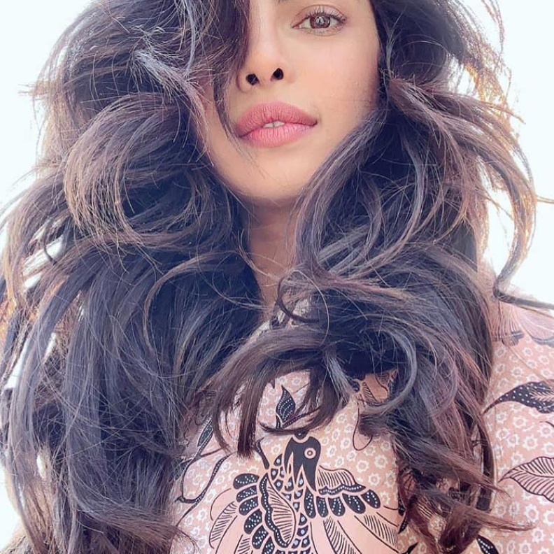 بريانكا تشوبرا تنشر صورة لها بخصلات شعر طويلة قبل أسابيع قليلة من عرسها