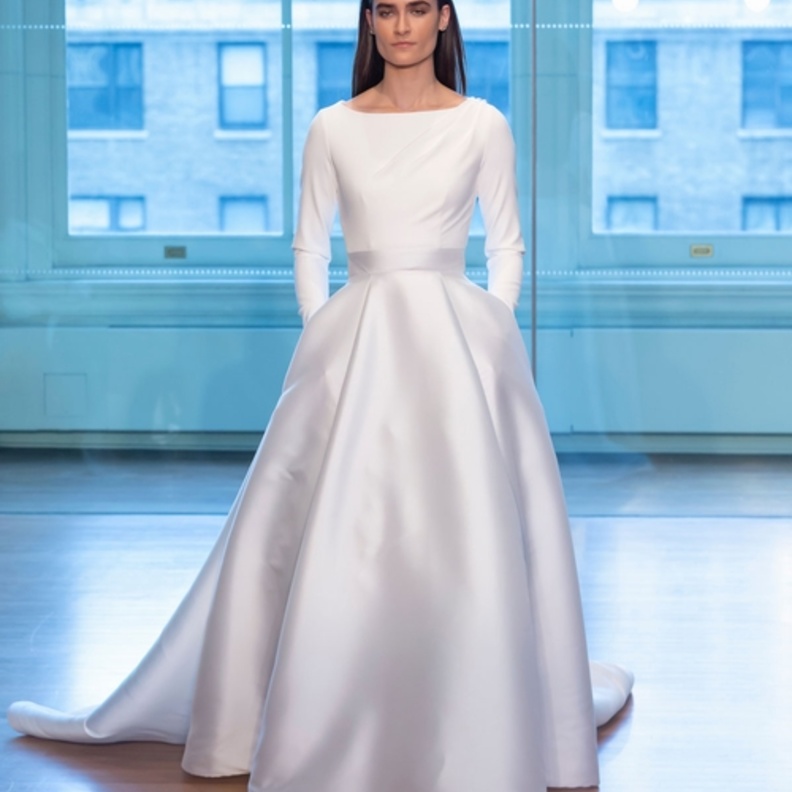 فستان من ريم عكرا