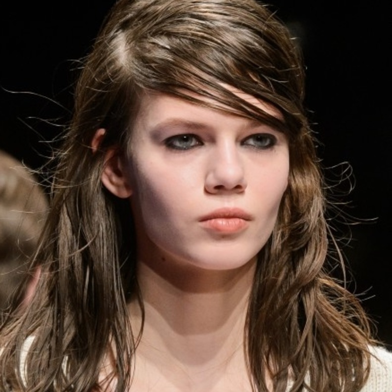 تسريحات الشعر المبلل بأسلوب عارضات ‏Chalayan