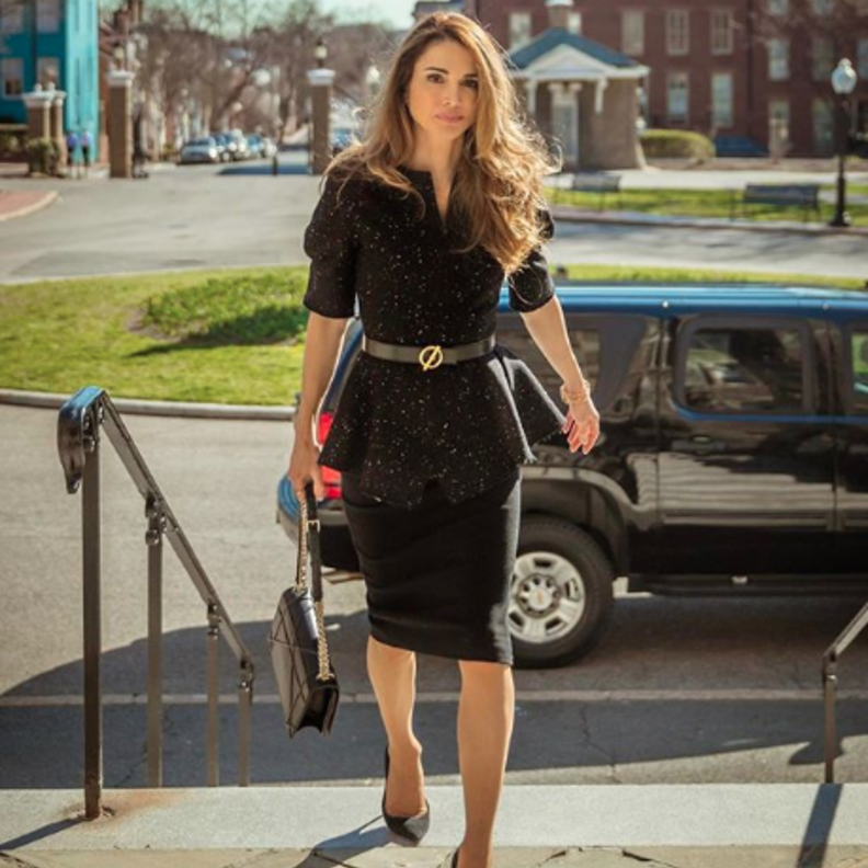 اختارت الملكة رانيا بليزر أنيق باللون الزيتي مع جمبسوت باللون الأزرق الفاتح