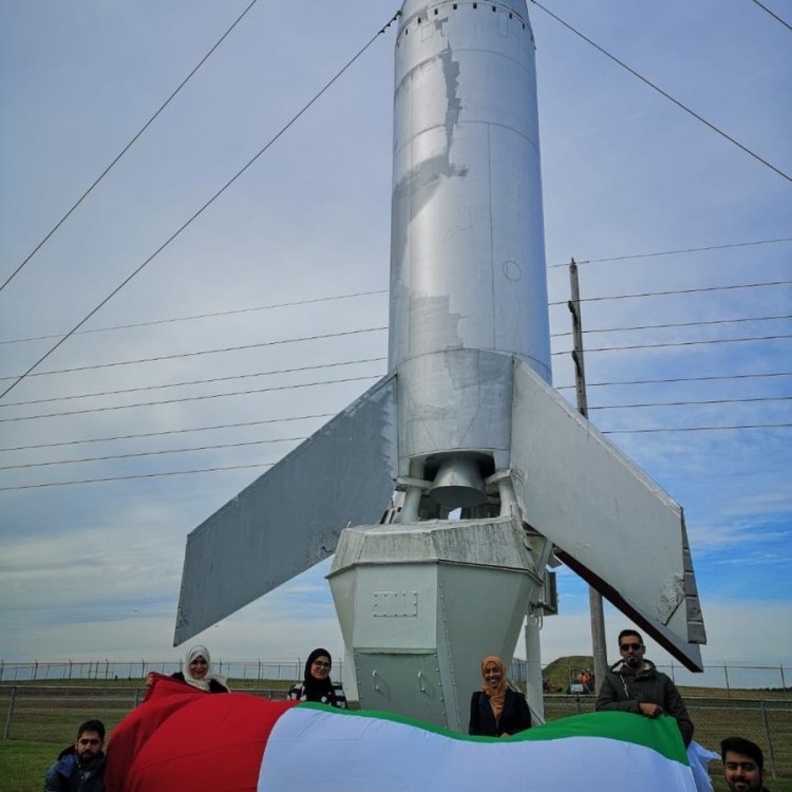 جامعة خليفة تعلن نجاح إطلاق أول قمر صناعي إماراتي لأغراض تعليمية وفي الصورة يظهر فريق العمل الإماراتي القائم على تطوير القمر الصناعي