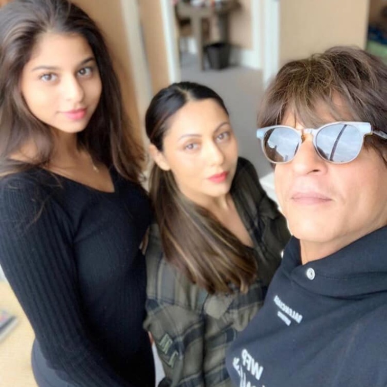 نجم بوليوود شاروخان يلتقط سيلفي مع زوجته وابنته في نيويورك