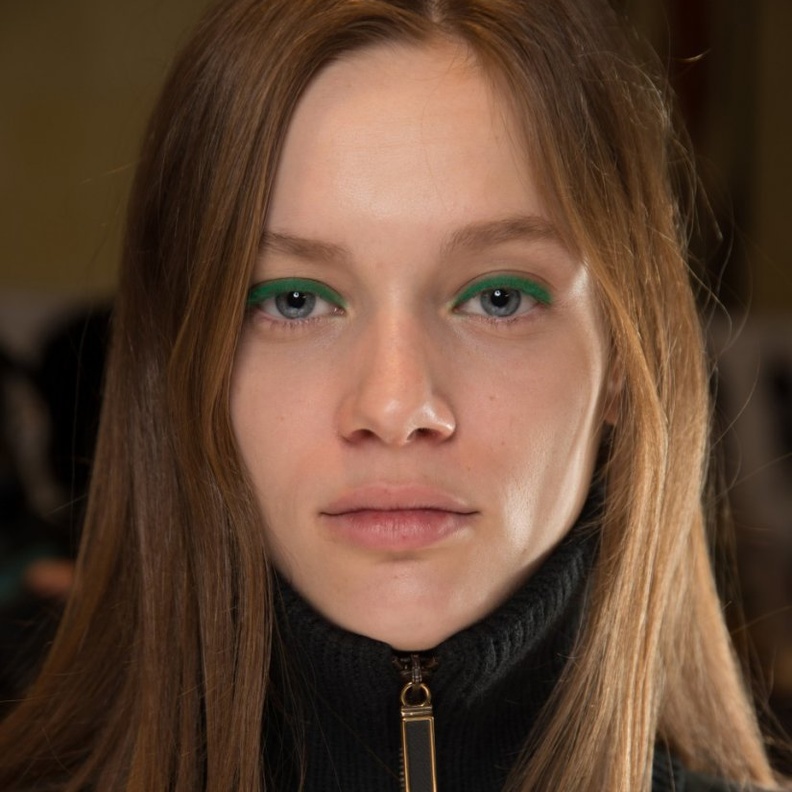 خطوط الآيلاينر الملونة‏ بتدرجات الأزرق والبنفسجي من Tibi.