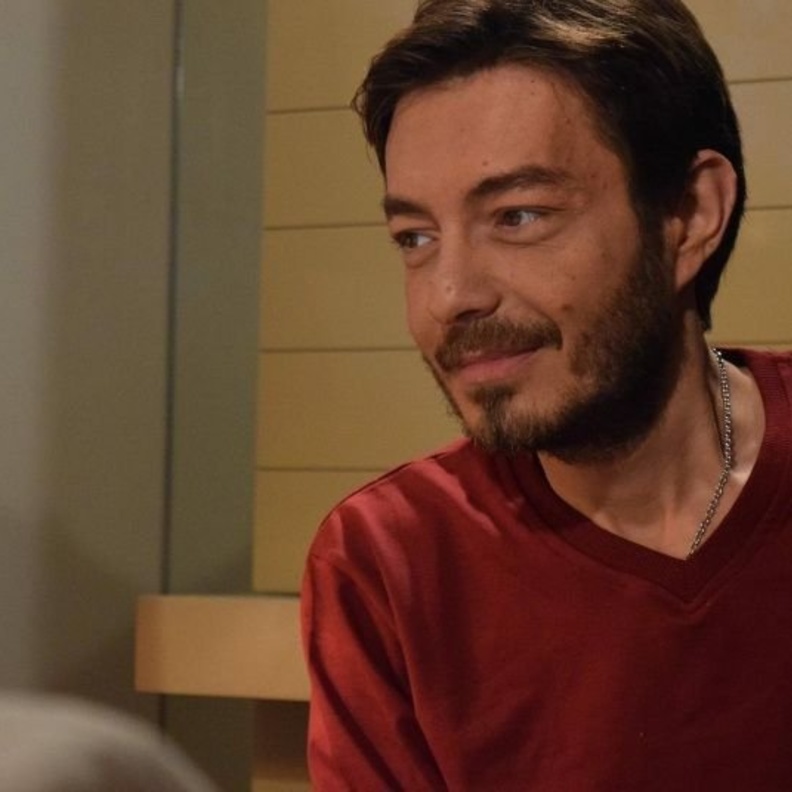 احمد زاهر يسقط من على مسرح حفل تامر حسني