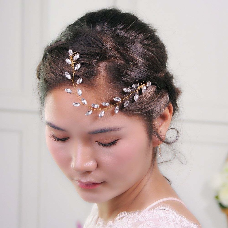 اختاري أحد أطواق الرأس الأنيقة المرصعة باللؤلؤ والتي تعد خيار مثالي للعرائس