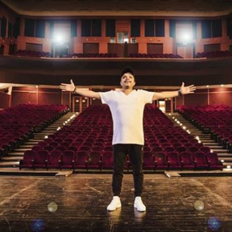 محمد هنيدي يعود للمسرح 