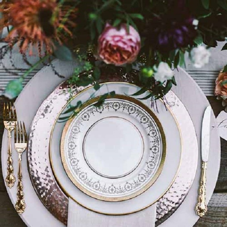 طاولة مزينة بالورود الزهرية.