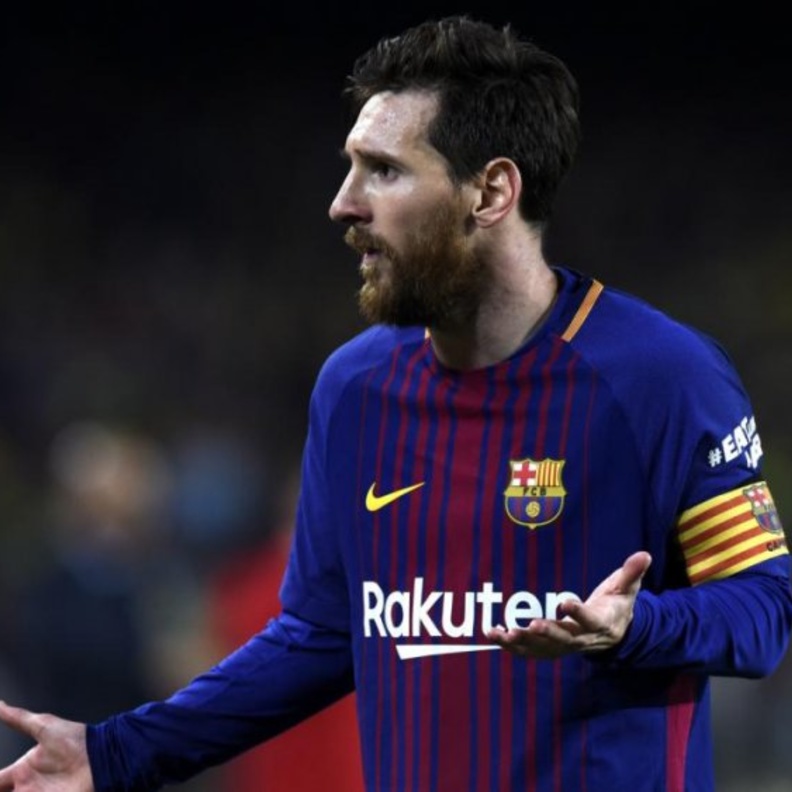 ميسي يطلب ضم صلاح إلى برشلونة في الانتقالات الصيفية