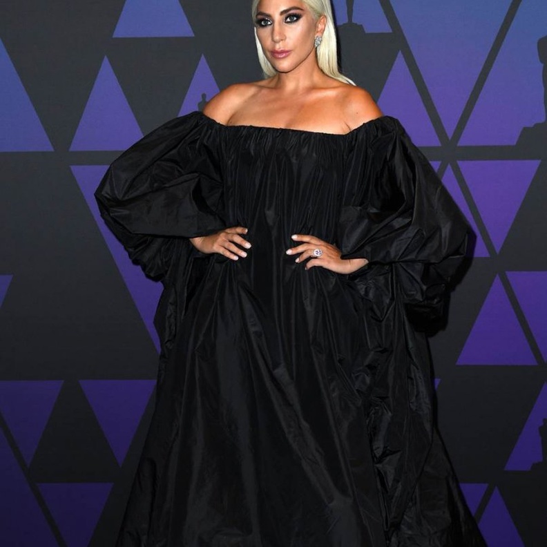 Maggie Gyllenhaal أطلت بفستان أبيض مطرّز بالترتر