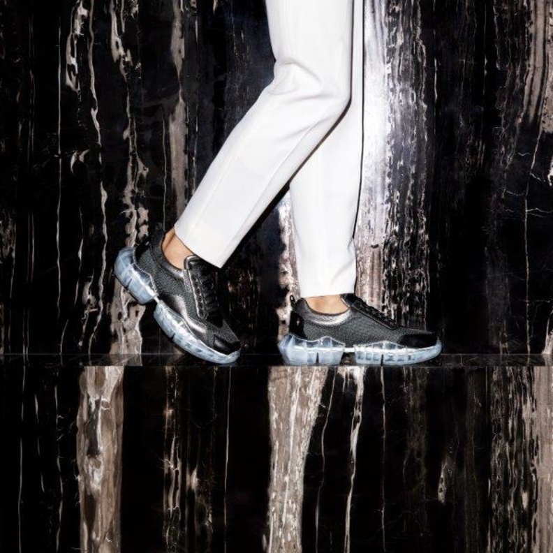 Jimmy Choo تطلق حذاء الألماس الرياضي