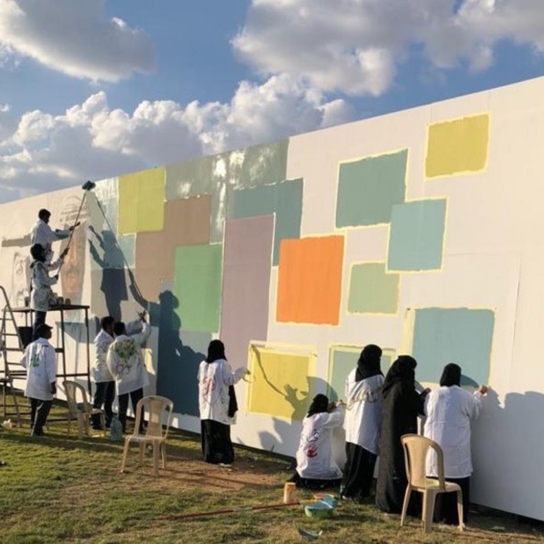  بدأ الفنانون والفنانات بتنفيذ الجدارية