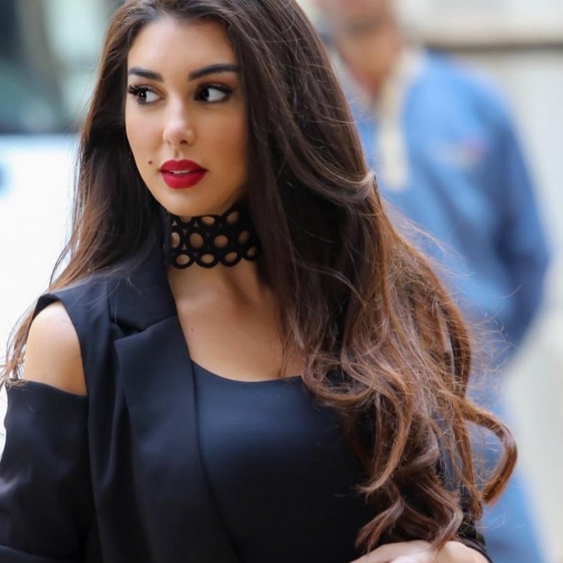 استلهمي تسريحات شعر ناعمة من ياسمين صبري