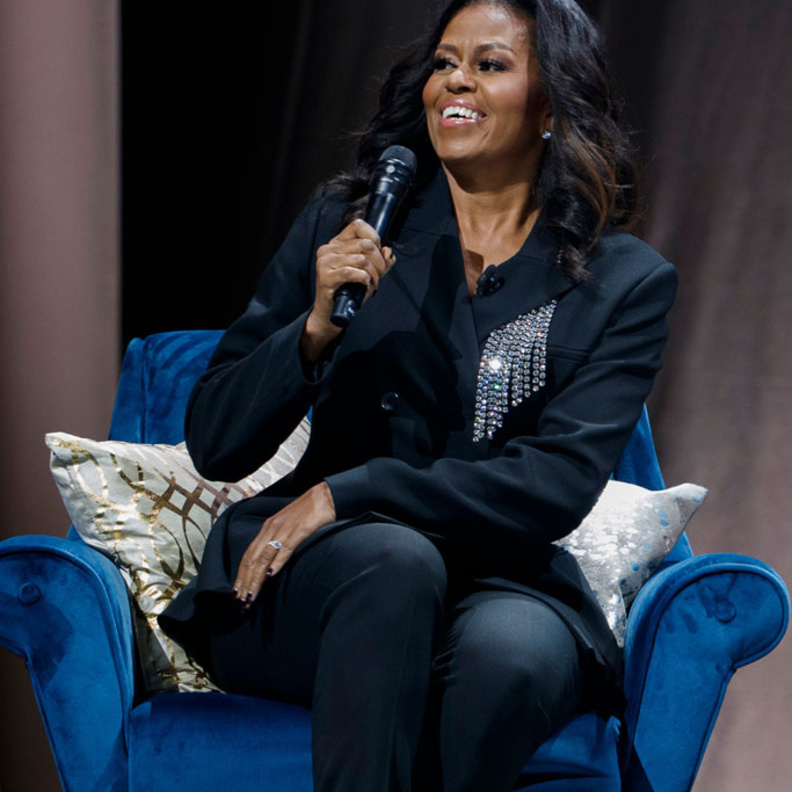 ميشال اوباما ببدلة رسمية بيضاء أثناء الحوار الذي أجرته معها Tracee Ellis Ross