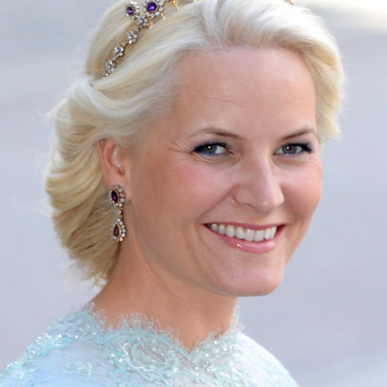 الأميرة ميت ماريت ترتدي أقراط The Convertible Diamond Earrings