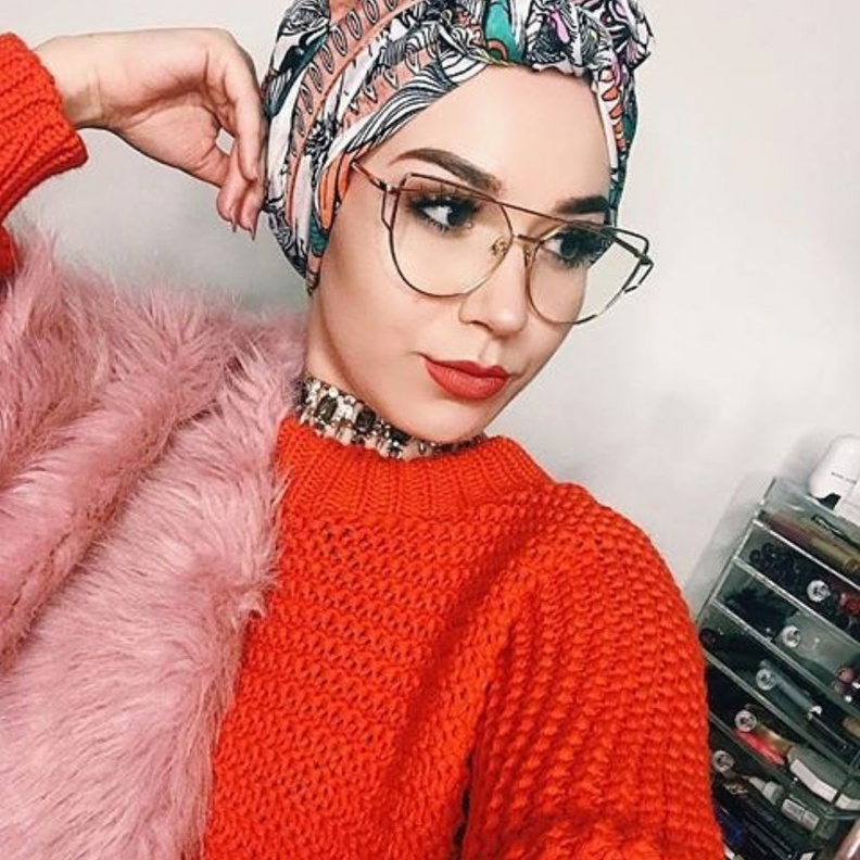 أقراط دائرية مع التوربان بأسلوب مدونة الموضة آسيا عاكف