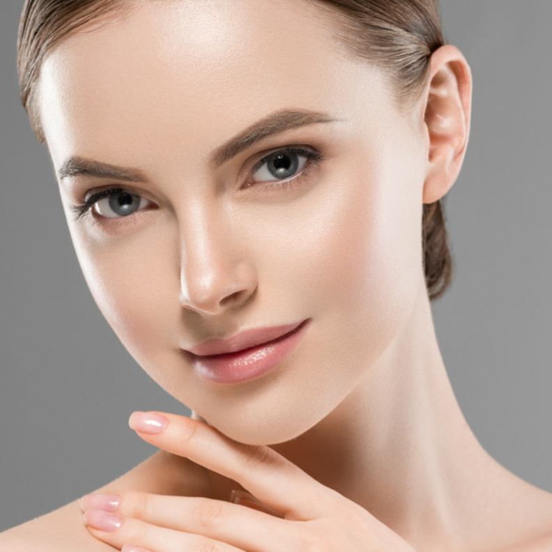 ضعي خطي كونتور على زوايا الأنف العريض.