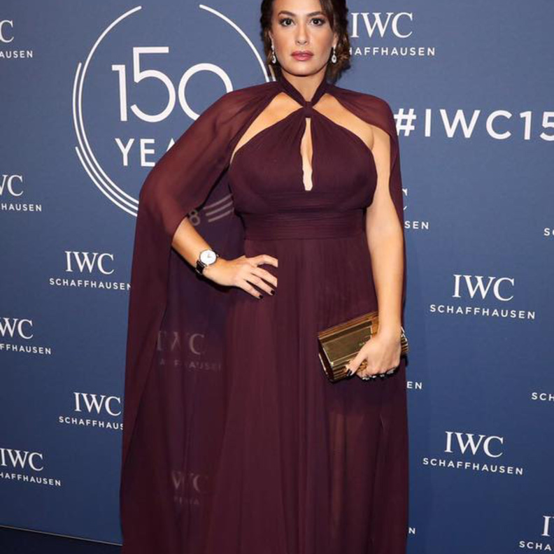 إطلالة عصرية على السجادة الحمراء