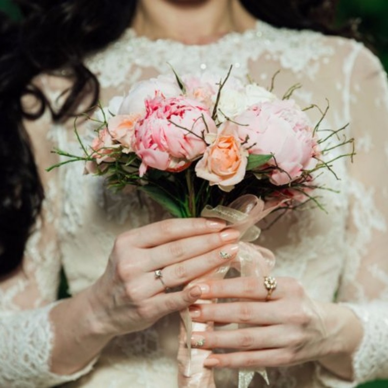 ضعي لون فستان الزفاف في الاعتبار عند اختيار باقة الزفاف