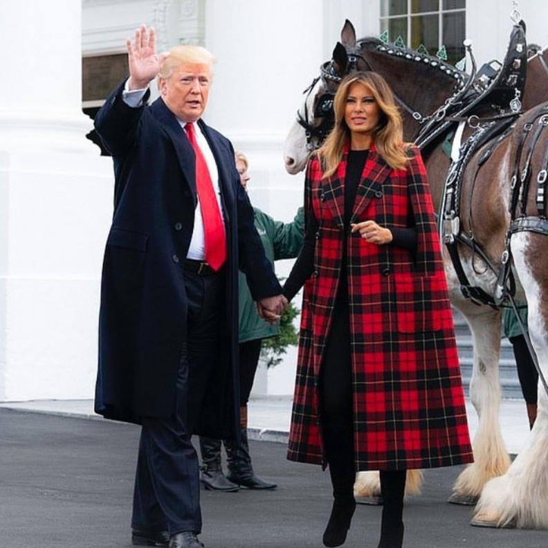 كيف خطفت ميلانيا ترامب الأنظار بهذا المعطف؟