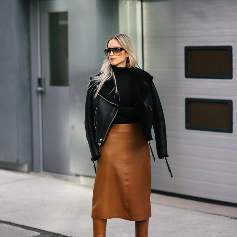  Alaïa تنورة ميدي من الجلد الأسود من