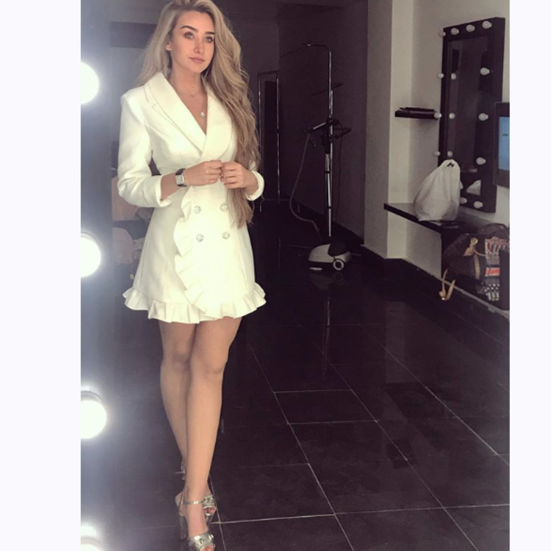 اختارت هنا الزاهد اطلالة مستوحاة من التسعينات في الجينز والبلوزة الحمراء