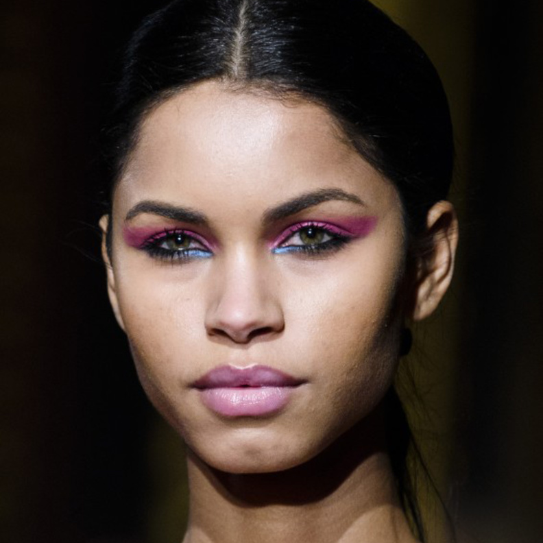 الآيلاينر الزهري أبرز صيحات الجمال لموسم الخريف