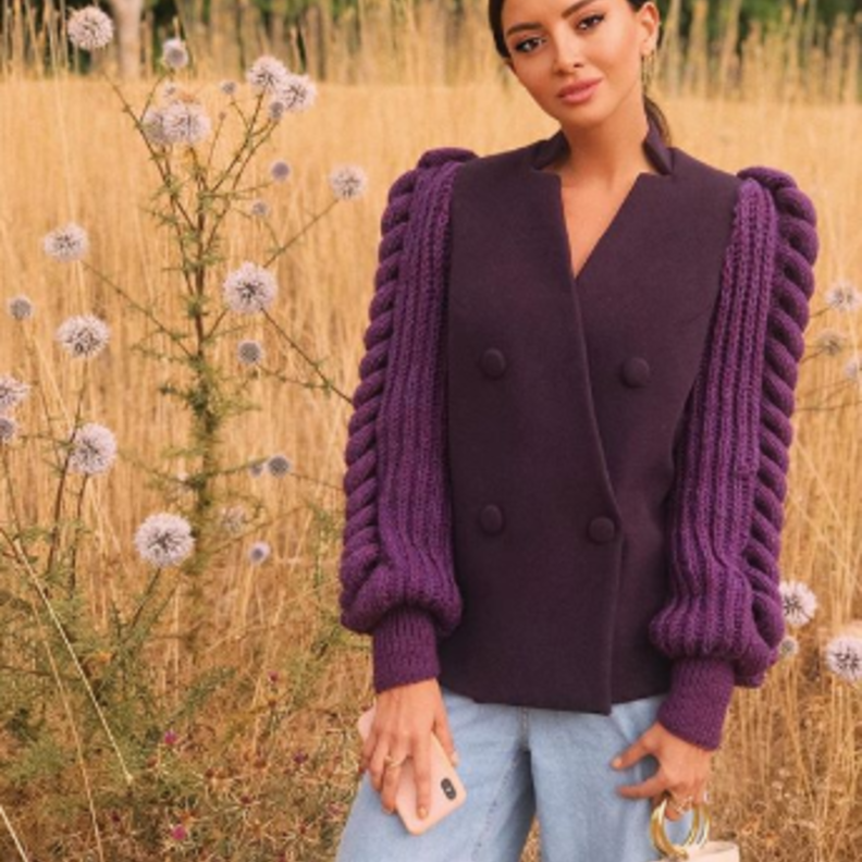 البلايزر بالكاروهات الأسود والأبيض مع قميص باللّون الأزرق