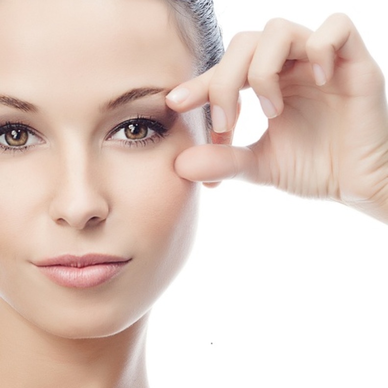 بعض التمارين للوجه تساعدك بالتخلص من الهالات السوداء