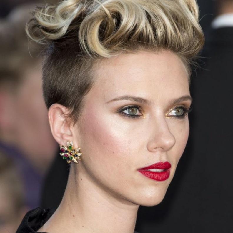 سكارليت جوهانسون في اطلالة بمجوهرات فان كليف أند أربلزVan Cleef & Arpels