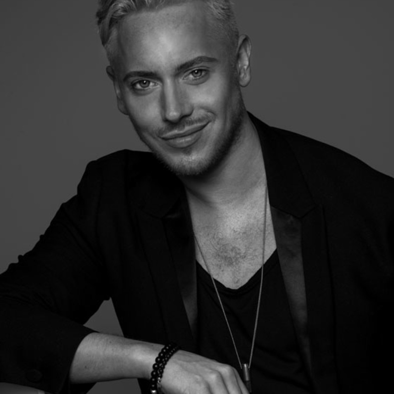 خبير تجميل علامة Laura Mercier جيمس ويبستر