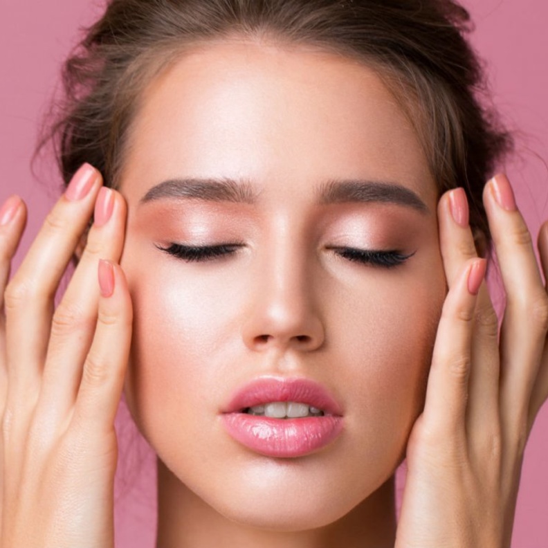 طرق الحصول على شكل حواجب مثالية بالمكياج