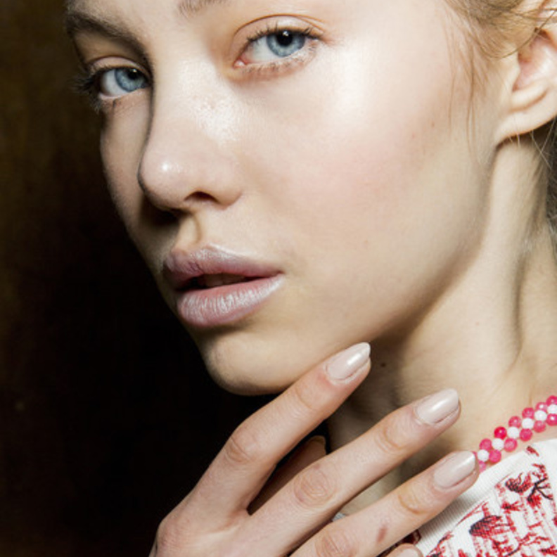 مناكير فاتحة لأظافر ناعمة وأنثوية من Bibhu Mohapatra