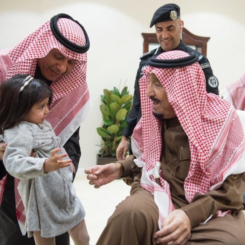 طفلة القريات مع الملك سلما