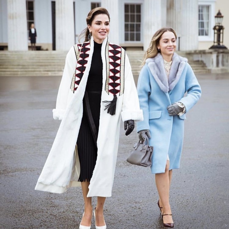 الملكة رانيا متألقة بإطلالة تقليدية في حفل تخريج ابنتها الأميرة سلمى