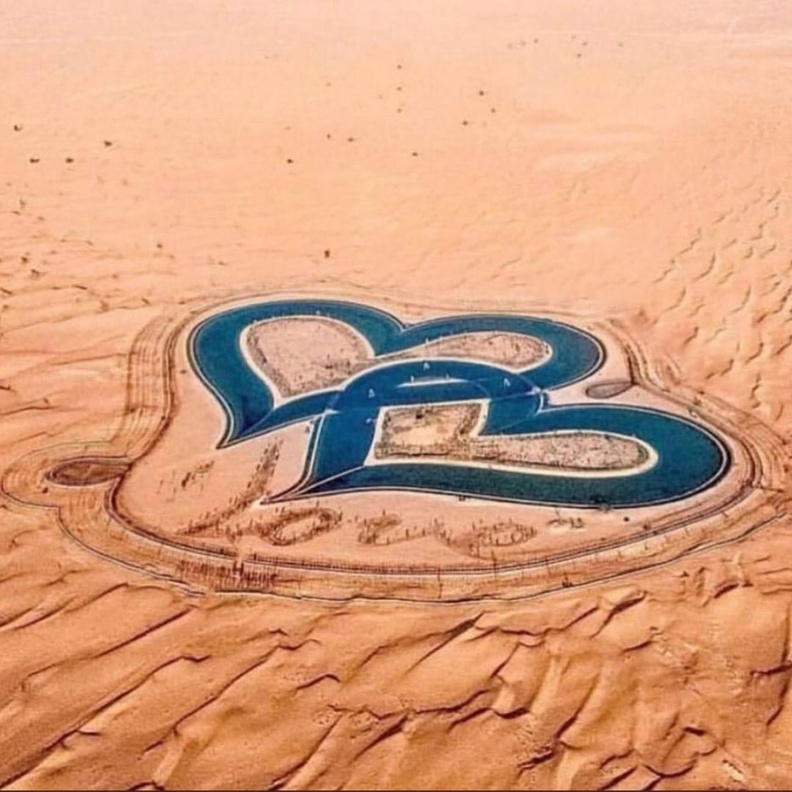 بحيرة الحب جوهرة وسط صحراء دبي