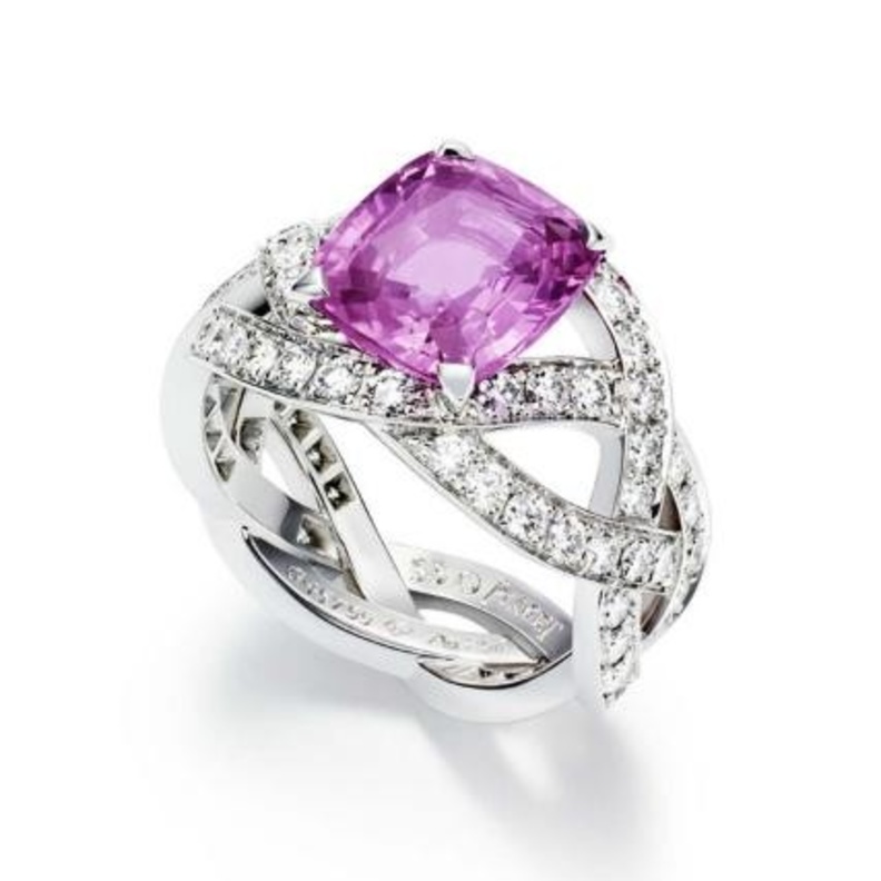 خاتم الخطوبة باللون البنفسجي لها سحرها الخاص