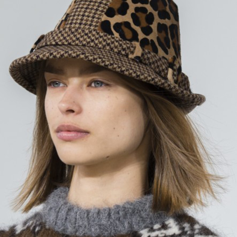  تسريحات شعر القصير الناعم والمنسدل مع القبعات من Christian Dior