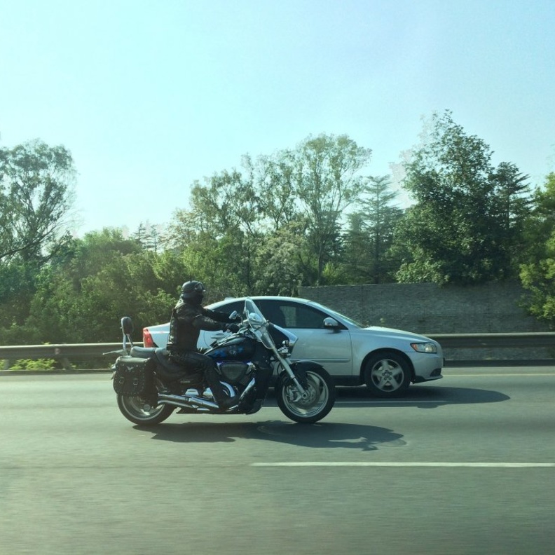 نصائح هامة عند القيادة على الطريق بجانب دراجات نارية