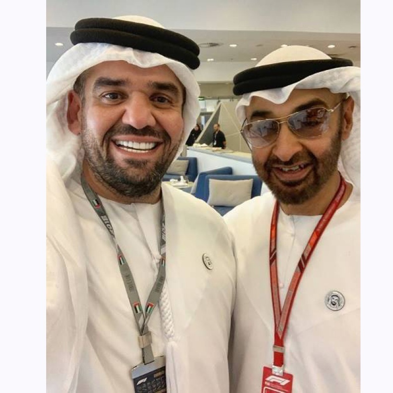 الشيخ محمد بن زايد في صورة باسمة مع حسين الجسمي خلال فعاليات سباق فورمولا 1 في أبوظبي