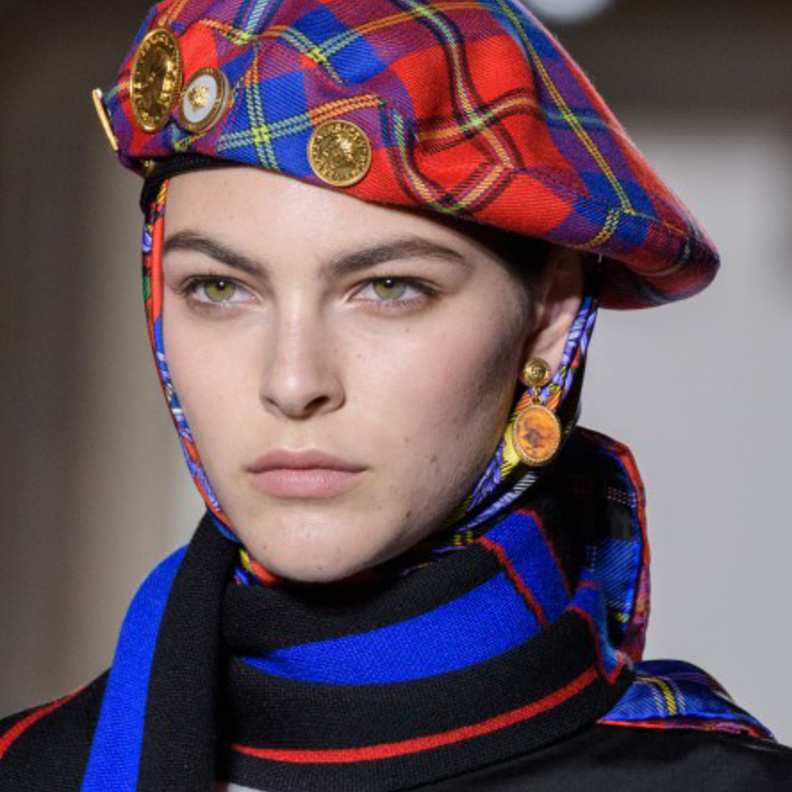  أكسسوارات قبعات البيريه ‏مع مربعات الكارو من Versace