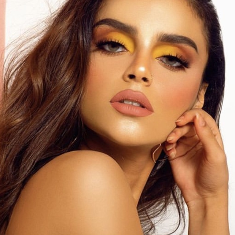 مكياج مشرق بألوان مبهجة بأنامل خبيرة المكياج عبير القحطاني