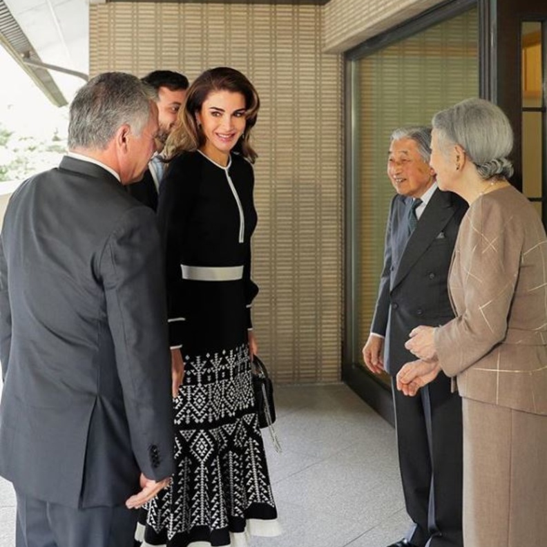 إعتمدت تسريحة الشعر المنسدل مع التموجات العريضة كما تألقت بماكياج ناعم